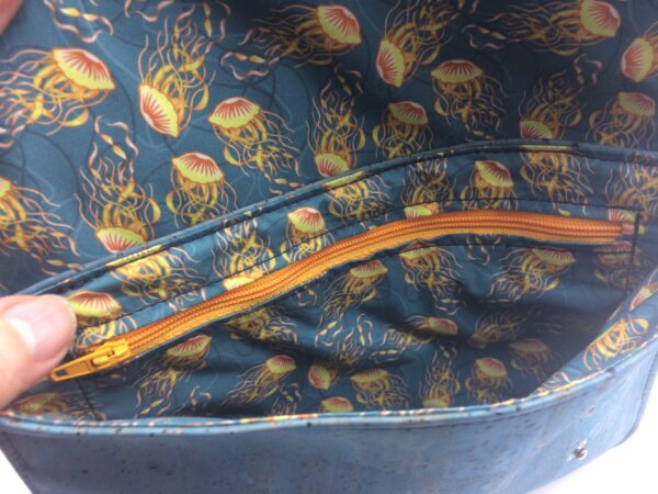 sac en liege, bleu, modèle Saphia, motif méduse jaune