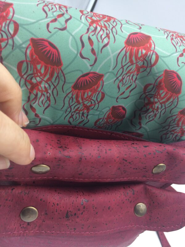 sac en liege, bordeaux, modèle Félicie, motif méduse rouge