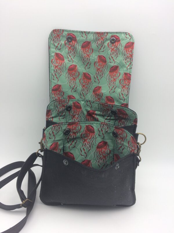 sac en liege, noir, modèle Félicie, motif méduse rouge