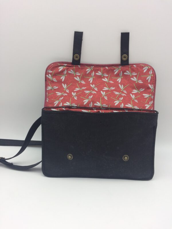 sac en liege, noir, motif libellule rouge, modèle Saphia